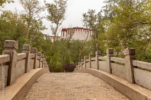 Cuadros en Lienzo Summer residence of Dalai Lama in Norbulingka park in Lhasa, Tibet