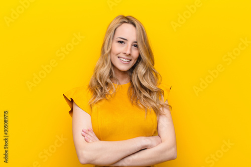 Photographie young pretty blonde woman smiling to camera with crossed arms and a happy, confi