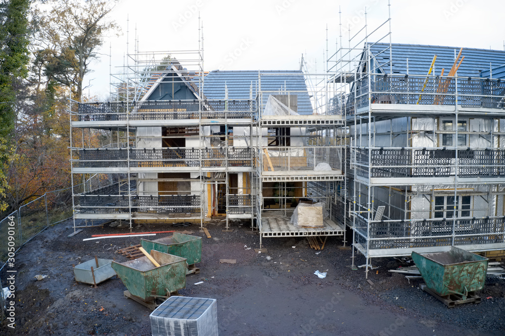 Scaffold at construction of new houses in residential building site UK ...