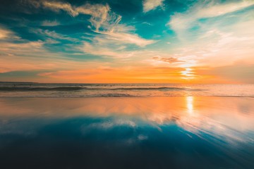 Fototapeta Zapierający dech w piersiach widok odbicia słońca i nieba na plaży uchwycony na Bali