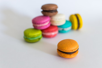 macarons franceses de colores aislados en fondo infinito gris con iluminacion suave