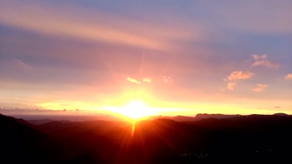 time lapse con hermoso cielo rojo y nubes en mallorca