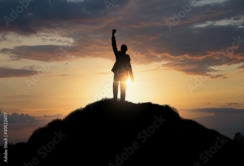 Photographie silhouette of man standing on the hill,Business, success,victory,leadership,achievement concept