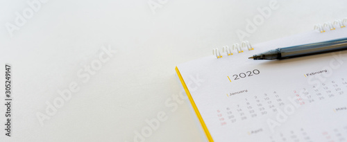 Fotografía close up side view on white calendar schedule background with pen to make appoi