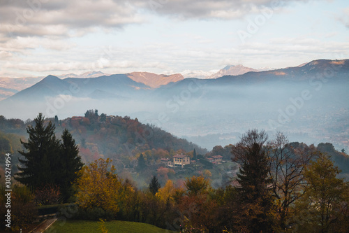 Cuadros en Lienzo A thick fog enveloped the Upper city of Bergamo.