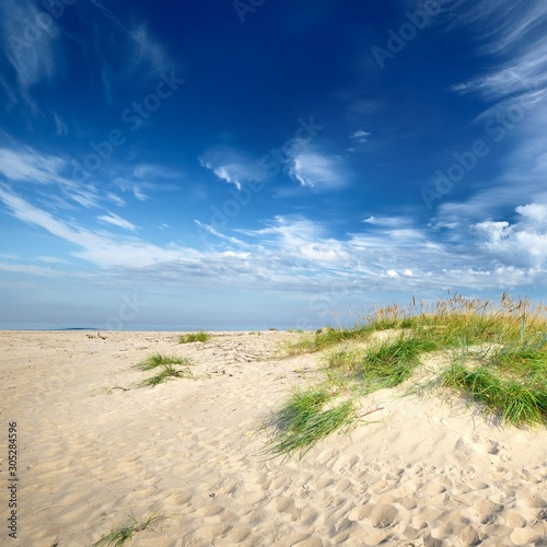 Naklejka morze Bałtyk  brzeg-morza-baltyckiego-piaszczysta-plaza-na-tle-blekitnego-nieba