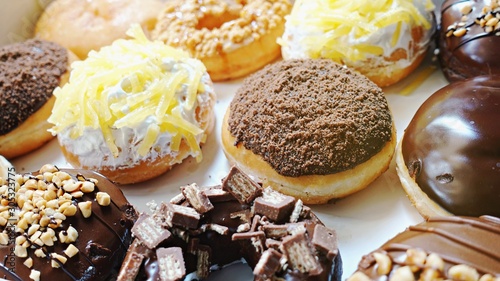 Fotografía Close up Group of Glazed donuts on white paper box tasty multiple assorted donut twelve 12 pieces in box