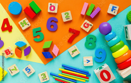 Fotomural Wooden kids toys on colourful paper