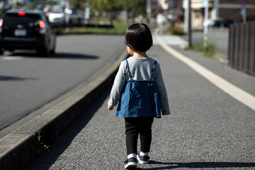 一人で歩く2歳児 後ろ姿