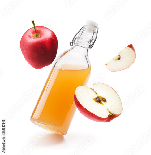 Fotomural Apple cider vinegar with fresh red apples isolated on white background