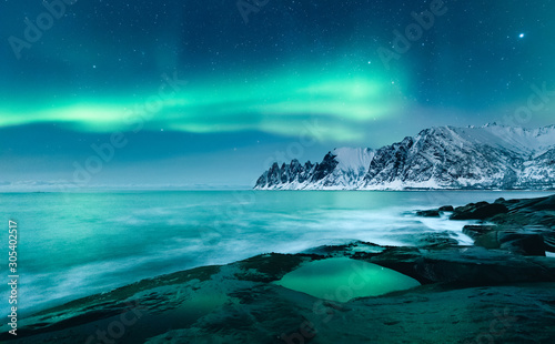 Fotografía Vivid Northern lights during polar night on Lofoten Islands in Norway