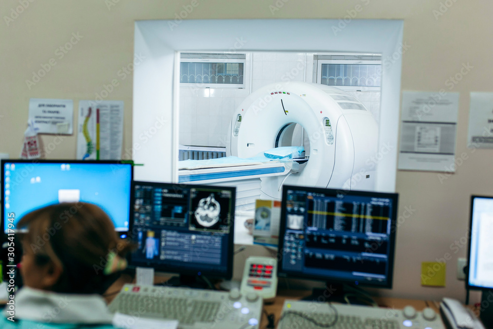 Foto de Stock Modern room with multi detector spiral CT Scanner ...