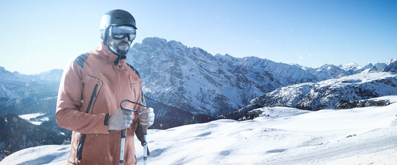 Wall Mural - Skifahrer in den Alpenbergen am sonnigen Tag