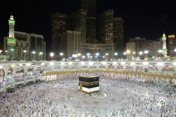 Wall Mural - Muslim Pilgrims at The Kaaba in The Haram Mosque of Mecca, Saudi Arabia, during Hajj.