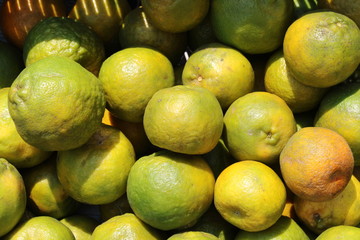 Citrus sinensis,  many fresh orange in the store. yellow colour orange in the Tre.