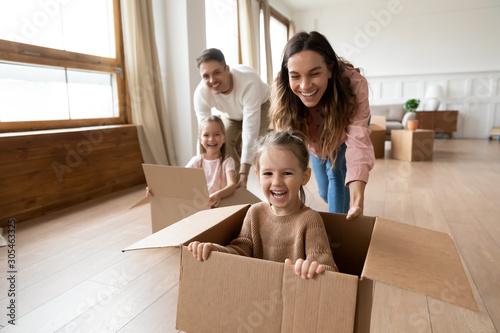 Fotomural Happy parents playing with little kids riding in box