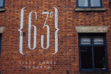 Canvas Print - Temperature sign drown on a building in Manchester, England