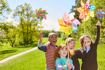 Wall Mural - Kinder feiern Geburtstag mit bunten Windrädchen