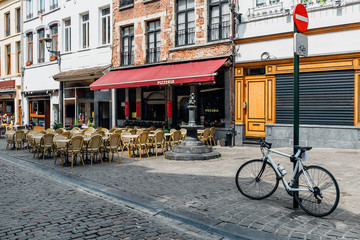 Fototapete - Old street with tables of cafe in center of Brussels, Belgium. Cozy cityscape of Brussels (Bruxelles). Architecture and landmarks of Brussels.