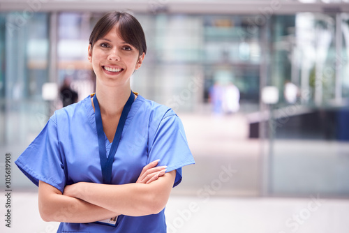 Fotografía Portrait Of Female Doctor Wearing Scrubs Standing In Modern Hospital Building