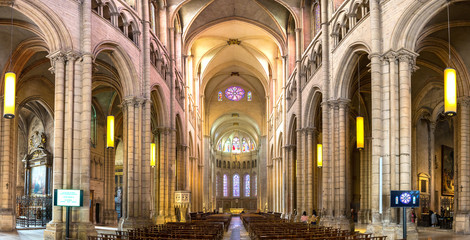 Fototapete - Interiors of Lyon Cathedral