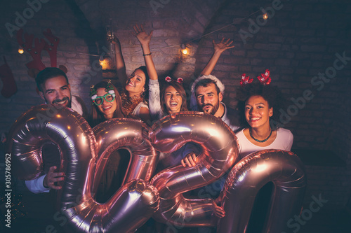 Fotografía Friends having fun at New Years party midnight countdown