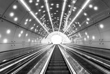 Stacja metro, czarno biała, symetria, ruchome schody