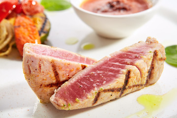 Poster - Tuna steak with grilled vegetables closeup