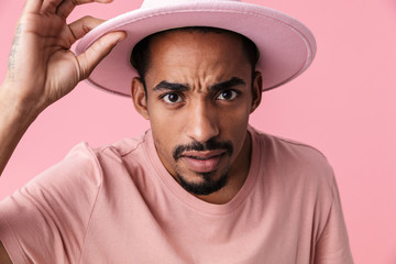 Photo closeup of distrustful african american man looking at camera