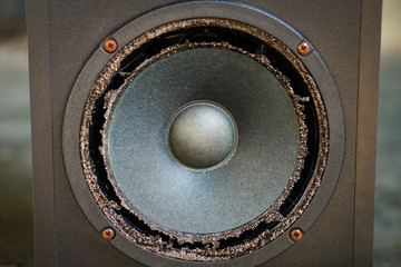 The speaker is broken, used for a long time, the edge of the speaker is broken