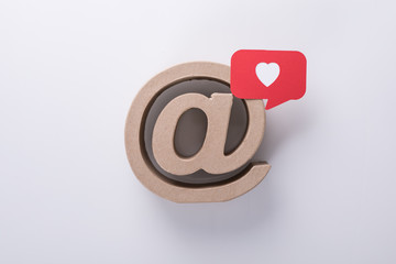 show heart icon social media.