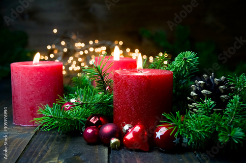 Fototapeta Dritter Advent - Brennende rote Advent Kerzen - Weihnachten Dekoration