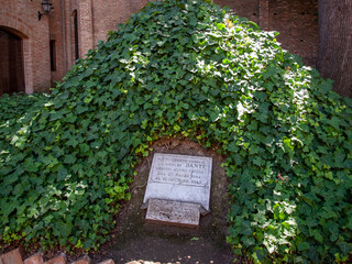 Wall Mural -  Temporary tomb of the poet Dante Alighieri in Ravenna. Inscription: 