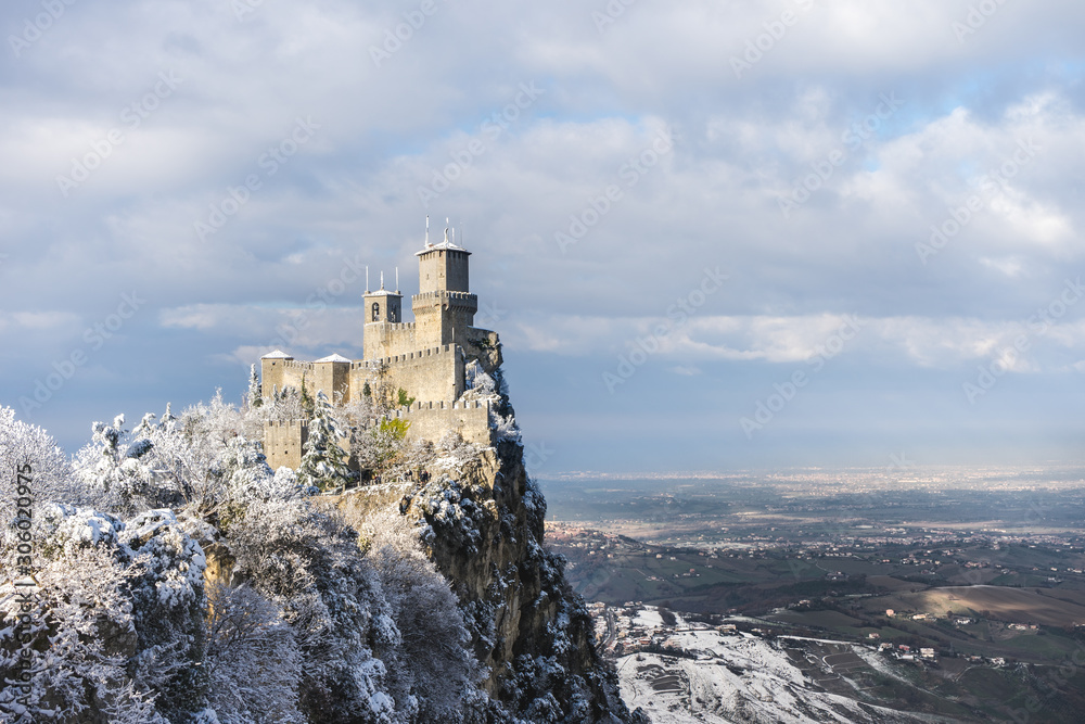 Obraz na płótnie View of the first tower of San Marino with snow. w salonie