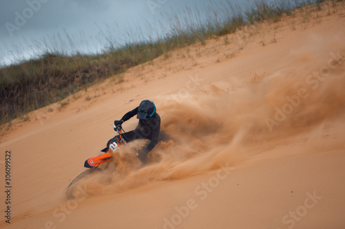 Obrazy Wyścigi Motocyklowe  motocyklista-na-motocyklu-przelajowym-jedzie-szybko-na-pustyni
