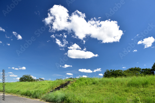 青空と雲と土手と階段の背景素材 天空へと続く階段 Stock 写真 Adobe Stock 青空と雲と土手と階段の背景素材 天空へと続く階段 Stock 写真 Adobe Stock