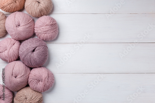 Cuadros en Lienzo Woolen skeins of thread on white boards