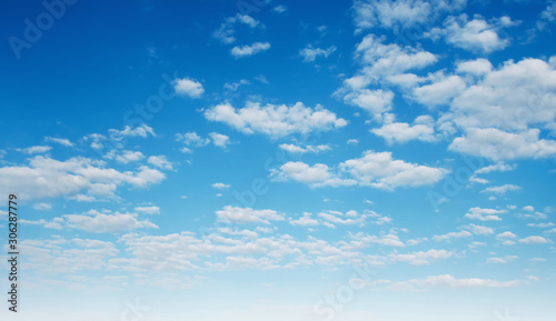 Dekoracja na wymiar  biala-chmura-z-niebieskim-tlem-nieba