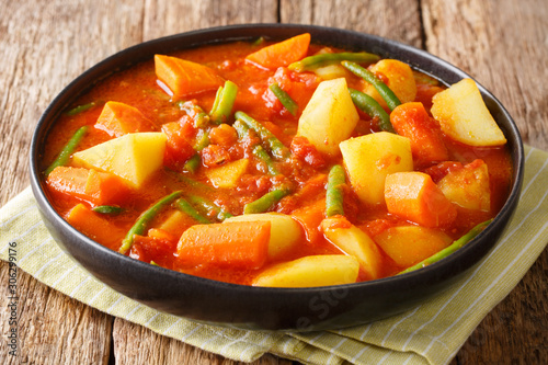 Fotografía Ethiopian Yataklete Kilkil This rich stew is a popular dish in Ethiopia close-up in a bowl