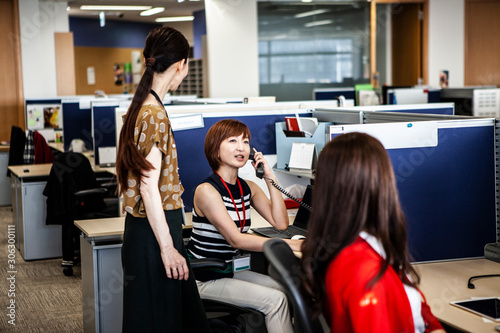 女性社員達の会議風景 Stock Photo Adobe Stock 女性社員達の会議風景 Stock Photo Adobe Stock