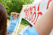 Aktivisten werben mit dem Appell für Blutspende