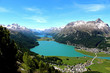 Widok górskich jezior w szwajcarskich alpach w Silvaplana