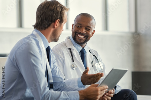 Fotomural Multiethnic specialist doctors discussing case