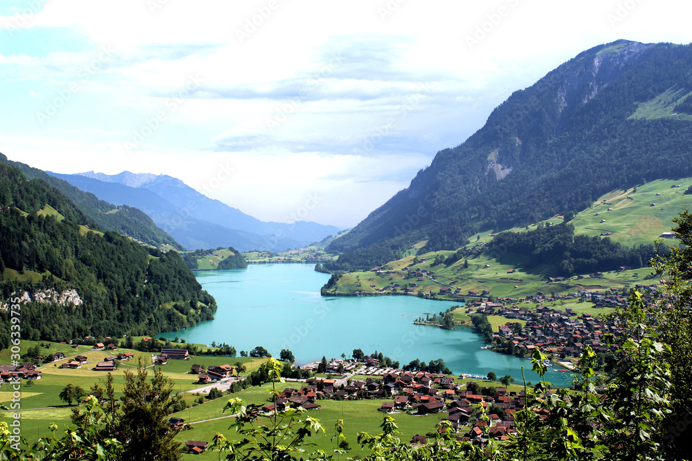 Widok na górskie jezioro w szwajcarskich alpach w Lungern - obrazy, fototapety, plakaty 