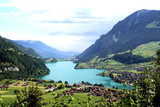Widok na górskie jezioro w szwajcarskich alpach w Lungern