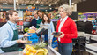 © Robert Kneschke - Alte Frau sucht Geld an Kasse vom Supermarkt