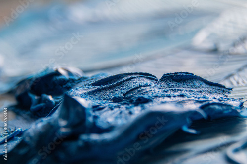 Fotografía Blaue Ölfarbe auf Palette gemischt mit weißer Ölfarbe