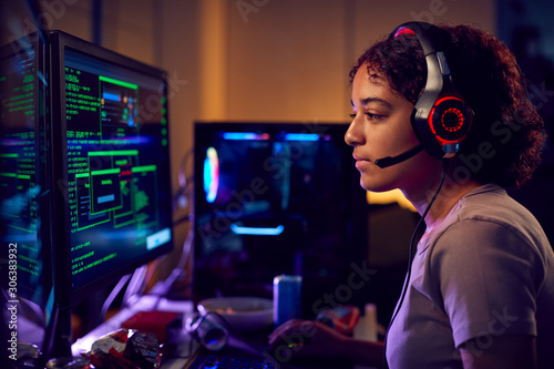 Fotografía Female Teenage Hacker Sitting In Front Of Computer Screens Bypassing Cyber Secur