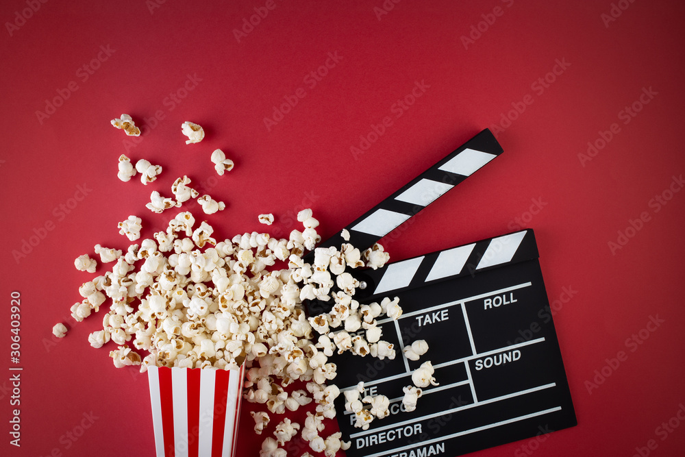 Movie clapper board and popcorn - obrazy, fototapety, plakaty 