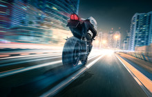 Motorrad Fährt Durch Eine Stadt Bei Nacht